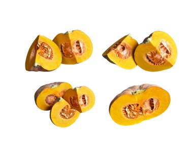 Dilimlenmiş balkabağı ya da balkabağı parçaları beyaz arka planda kırpma yolu var, gölgesi yok