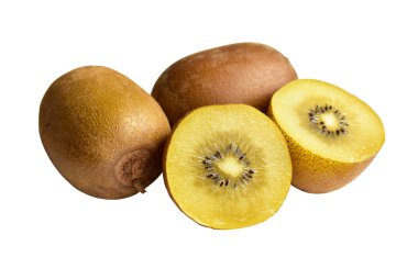 Sarı kivi dilimi beyaz arka planda kırpma yolu ile izole edilmiş, gölge yok, taze meyve