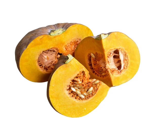 Dilimlenmiş balkabağı ya da balkabağı parçaları beyaz arka planda kırpma yolu var, gölgesi yok