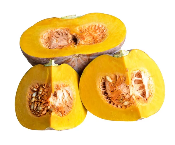 Dilimlenmiş balkabağı ya da balkabağı parçaları beyaz arka planda kırpma yolu var, gölgesi yok