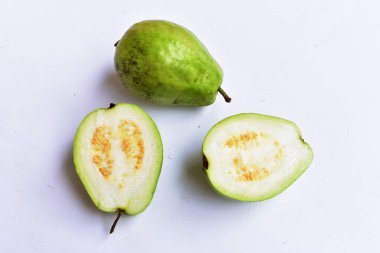 Beyaz arka planda izole edilmiş taze gauva meyvesi, beyaz gauva dilimleri / yarısı, Asya tropikal meyvesi