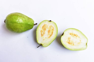 Beyaz arka planda izole edilmiş taze gauva meyvesi, beyaz gauva dilimleri / yarısı, Asya tropikal meyvesi