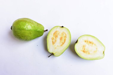 Beyaz arka planda izole edilmiş taze gauva meyvesi, beyaz gauva dilimleri / yarısı, Asya tropikal meyvesi