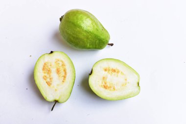 Beyaz arka planda izole edilmiş taze gauva meyvesi, beyaz gauva dilimleri / yarısı, Asya tropikal meyvesi