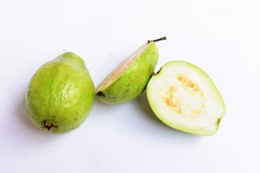 Beyaz arka planda izole edilmiş taze gauva meyvesi, beyaz gauva dilimleri / yarısı, Asya tropikal meyvesi