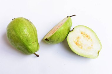 Beyaz arka planda izole edilmiş taze gauva meyvesi, beyaz gauva dilimleri / yarısı, Asya tropikal meyvesi