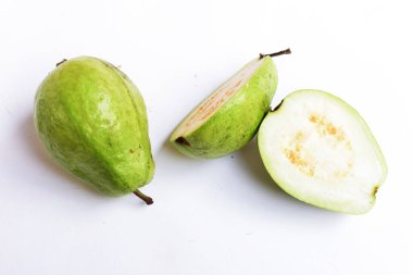 Beyaz arka planda izole edilmiş taze gauva meyvesi, beyaz gauva dilimleri / yarısı, Asya tropikal meyvesi