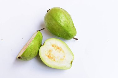 Beyaz arka planda izole edilmiş taze gauva meyvesi, beyaz gauva dilimleri / yarısı, Asya tropikal meyvesi