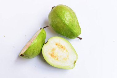 Beyaz arka planda izole edilmiş taze gauva meyvesi, beyaz gauva dilimleri / yarısı, Asya tropikal meyvesi