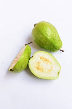 Beyaz arka planda izole edilmiş taze gauva meyvesi, beyaz gauva dilimleri / yarısı, Asya tropikal meyvesi