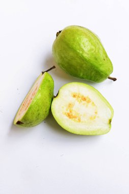 Beyaz arka planda izole edilmiş taze gauva meyvesi, beyaz gauva dilimleri / yarısı, Asya tropikal meyvesi