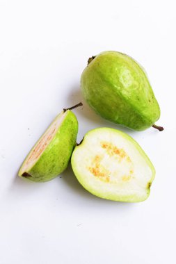 Beyaz arka planda izole edilmiş taze gauva meyvesi, beyaz gauva dilimleri / yarısı, Asya tropikal meyvesi
