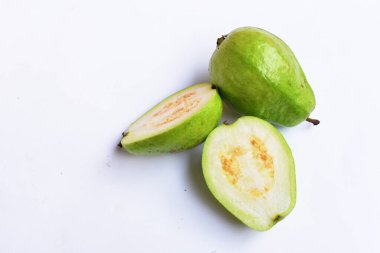 Beyaz arka planda izole edilmiş taze gauva meyvesi, beyaz gauva dilimleri / yarısı, Asya tropikal meyvesi