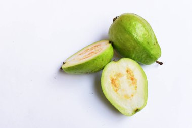 Beyaz arka planda izole edilmiş taze gauva meyvesi, beyaz gauva dilimleri / yarısı, Asya tropikal meyvesi