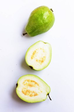 Beyaz arka planda izole edilmiş taze gauva meyvesi, beyaz gauva dilimleri / yarısı, Asya tropikal meyvesi