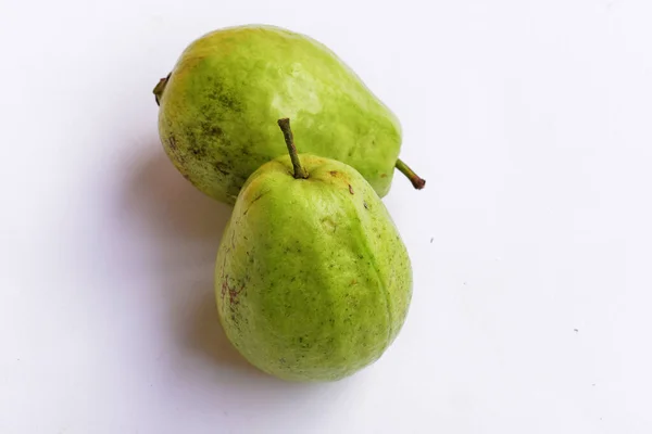 Frutas Frescas Gauva Isoladas Fundo Branco Fatias Pedaços Metade Gauva — Fotografia de Stock