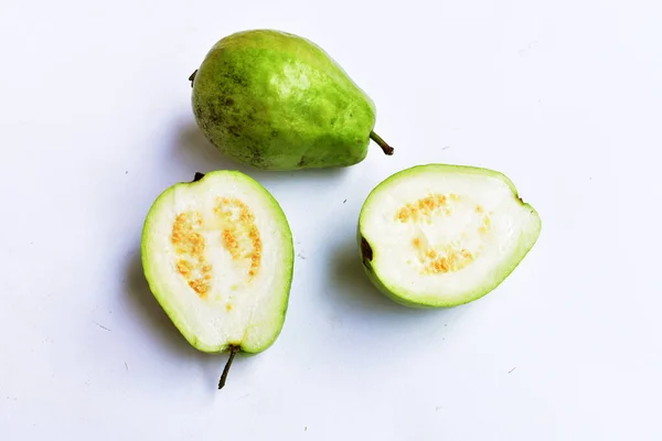 Frische Gauvafrucht Isoliert Auf Weißem Hintergrund Weiße Gauvascheiben Stücke Hälfte — Stockfoto