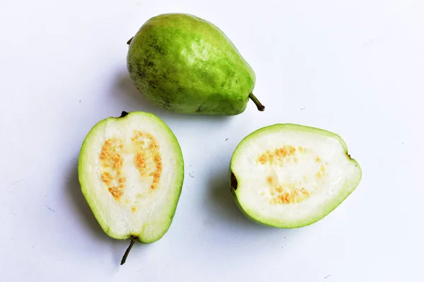 Färsk Gauva Frukt Isolerad Vit Bakgrund Vit Gauva Skivor Bitar — Stockfoto