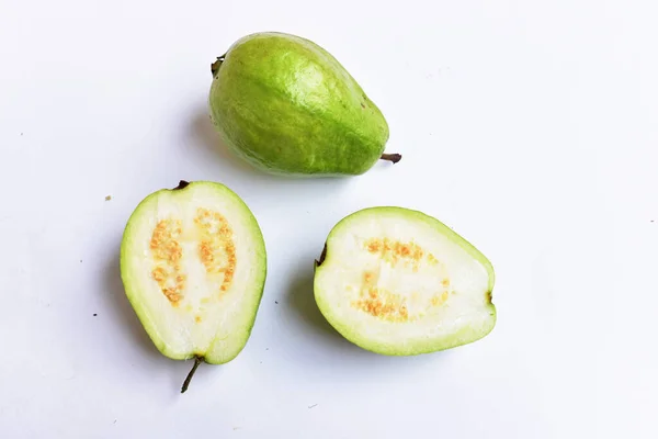 Frutas Frescas Gauva Isoladas Fundo Branco Fatias Pedaços Metade Gauva — Fotografia de Stock