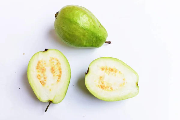 Frutas Frescas Gauva Isoladas Fundo Branco Fatias Pedaços Metade Gauva — Fotografia de Stock