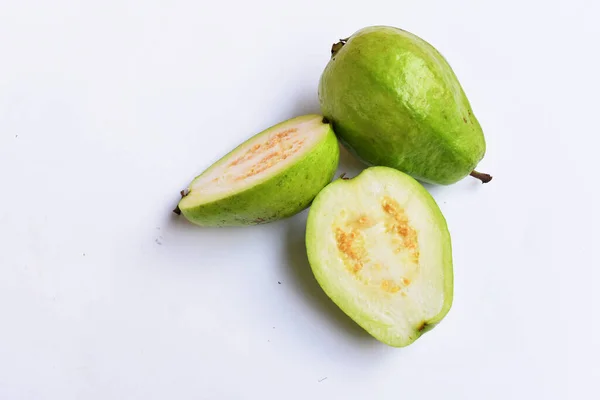 Fruta Gauva Fresca Aislada Fondo Blanco Rodajas Piezas Mitad Gauva — Foto de Stock