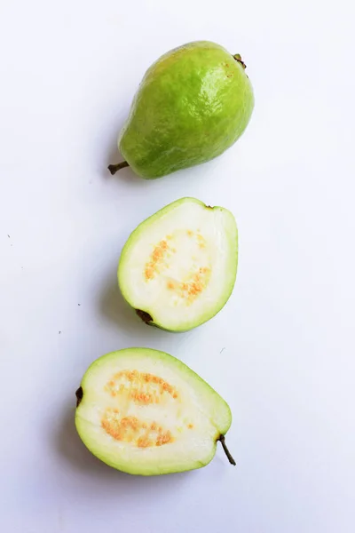 Färsk Gauva Frukt Isolerad Vit Bakgrund Vit Gauva Skivor Bitar — Stockfoto