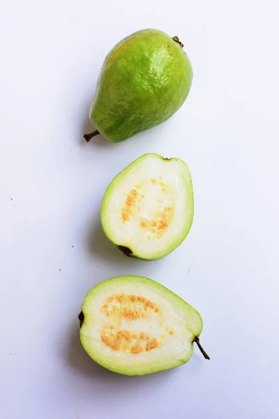Färsk Gauva Frukt Isolerad Vit Bakgrund Vit Gauva Skivor Bitar — Stockfoto