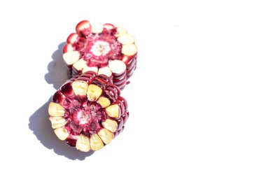 Beyaz arkaplanda izole edilmiş taze mor ya da mor mısır