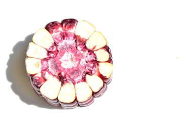 Beyaz arkaplanda izole edilmiş taze mor ya da mor mısır