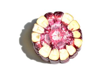 Beyaz arkaplanda izole edilmiş taze mor ya da mor mısır