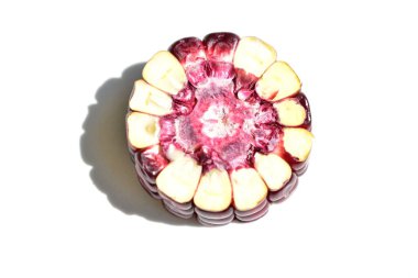 Beyaz arkaplanda izole edilmiş taze mor ya da mor mısır