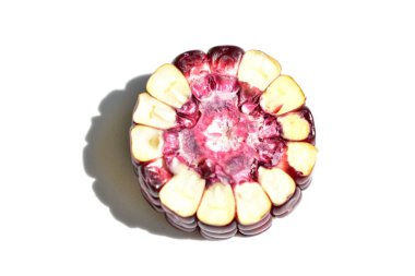 Beyaz arkaplanda izole edilmiş taze mor ya da mor mısır