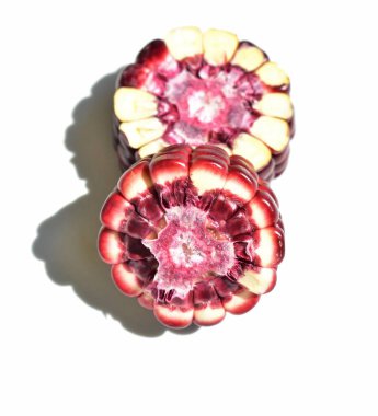 Beyaz arkaplanda izole edilmiş taze mor ya da mor mısır