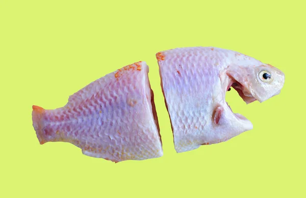 Pesce Fresco Isolato Con Percorso Ritaglio Legno Tagliere Sfondo Bianco — Foto Stock