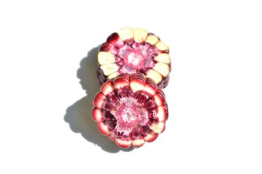 Beyaz arkaplanda izole edilmiş taze mor ya da mor mısır