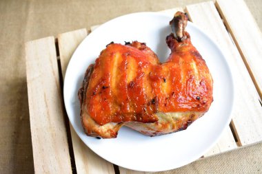 Izgara hindi, tavuk buçuğu beyaz arka plan, pişmiş hindi, Şükran Günü için barbekü yemeği, Noel yemeği, öğle yemeği.