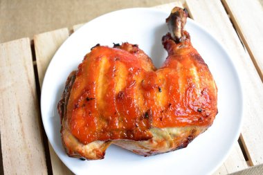 Izgara hindi, tavuk buçuğu beyaz arka plan, pişmiş hindi, Şükran Günü için barbekü yemeği, Noel yemeği, öğle yemeği.