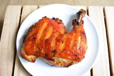 Izgara hindi, tavuk buçuğu beyaz arka plan, pişmiş hindi, Şükran Günü için barbekü yemeği, Noel yemeği, öğle yemeği.