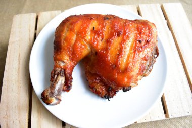 Izgara hindi, tavuk buçuğu beyaz arka plan, pişmiş hindi, Şükran Günü için barbekü yemeği, Noel yemeği, öğle yemeği.