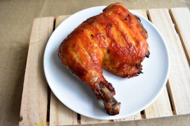 Izgara hindi, tavuk buçuğu beyaz arka plan, pişmiş hindi, Şükran Günü için barbekü yemeği, Noel yemeği, öğle yemeği.