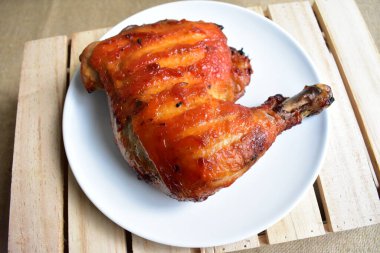 Izgara hindi, tavuk buçuğu beyaz arka plan, pişmiş hindi, Şükran Günü için barbekü yemeği, Noel yemeği, öğle yemeği.