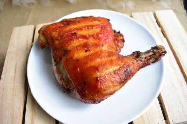 Izgara hindi, tavuk buçuğu beyaz arka plan, pişmiş hindi, Şükran Günü için barbekü yemeği, Noel yemeği, öğle yemeği.