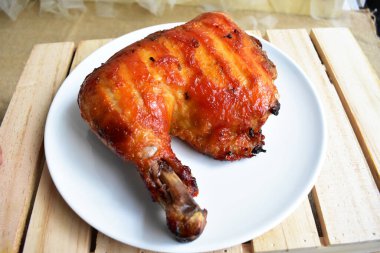 Izgara hindi, tavuk buçuğu beyaz arka plan, pişmiş hindi, Şükran Günü için barbekü yemeği, Noel yemeği, öğle yemeği.