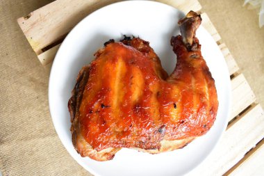 Izgara hindi, tavuk buçuğu beyaz arka plan, pişmiş hindi, Şükran Günü için barbekü yemeği, Noel yemeği, öğle yemeği.