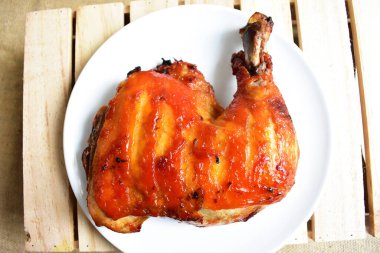 Izgara hindi, tavuk buçuğu beyaz arka plan, pişmiş hindi, Şükran Günü için barbekü yemeği, Noel yemeği, öğle yemeği.