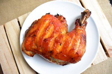 Izgara hindi, tavuk buçuğu beyaz arka plan, pişmiş hindi, Şükran Günü için barbekü yemeği, Noel yemeği, öğle yemeği.