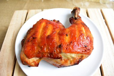 Izgara hindi, tavuk buçuğu beyaz arka plan, pişmiş hindi, Şükran Günü için barbekü yemeği, Noel yemeği, öğle yemeği.