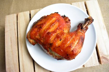 Izgara hindi, tavuk buçuğu beyaz arka plan, pişmiş hindi, Şükran Günü için barbekü yemeği, Noel yemeği, öğle yemeği.