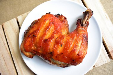 Izgara hindi, tavuk buçuğu beyaz arka plan, pişmiş hindi, Şükran Günü için barbekü yemeği, Noel yemeği, öğle yemeği.