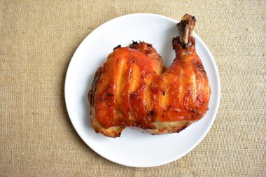 Izgara hindi, tavuk buçuğu beyaz arka plan, pişmiş hindi, Şükran Günü için barbekü yemeği, Noel yemeği, öğle yemeği.